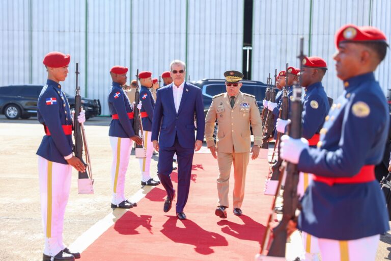 Presidente Abinader viajó a EU para participar en una cumbre ejecutiva sobre prendas de vestir