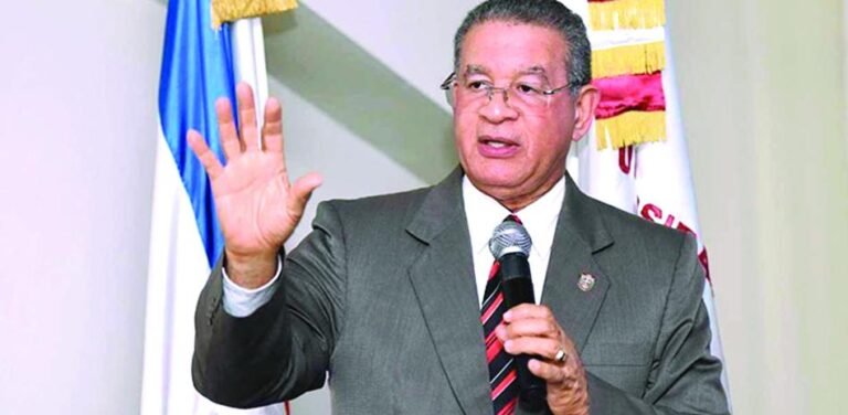 Bandera mostrada por congresista Adriano Espaillat es “en esencia” haitiana