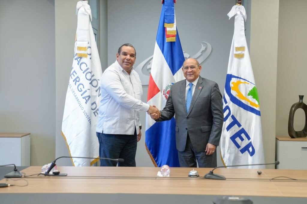 comision-nacional-de-energia-dona-al-infotep-sistema-fotovoltaico-para-capacitacion-de-participantes