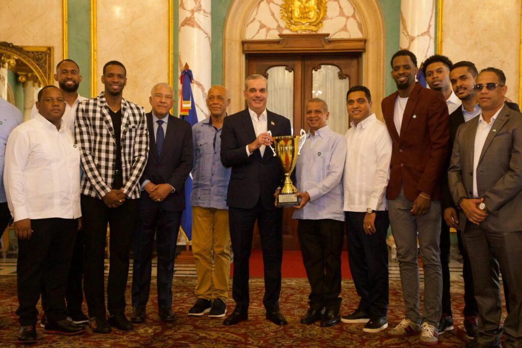 presidente-abinader-recibe-al-club-mauricio-baez-campeon-del-tbs-del-distrito-nacional