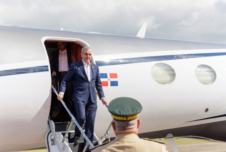 Presidente Abinader viajó a EU para participar en una cumbre ejecutiva sobre prendas de vestir