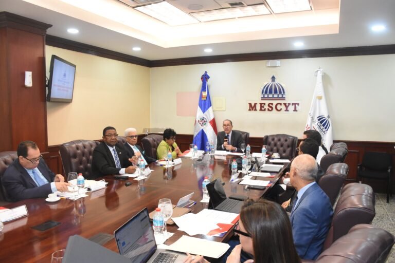 Titular MESCyT juramenta nuevos miembros del Consejo Nacional de Educación Superior