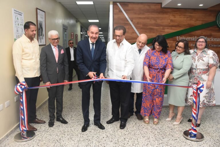 UNPHU y MESCyT impulsan la excelencia académica con inauguración de laboratorios