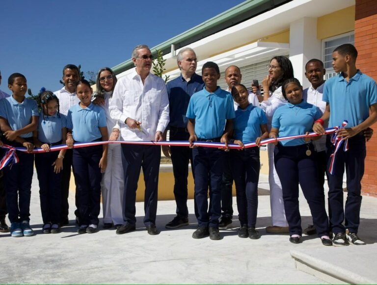 El Presidente Luís Abinader inaugura varias obras en San Juan y Azua