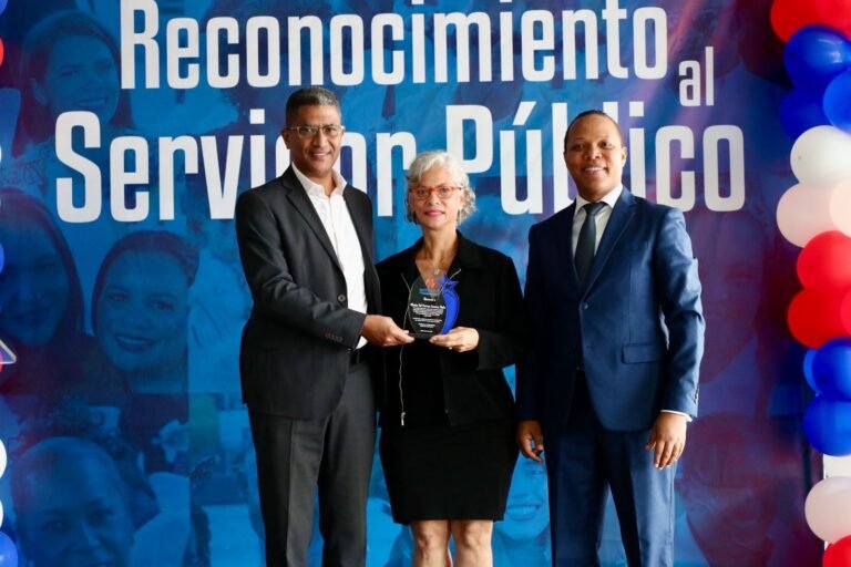 intrant-reconoce-trayectoria-de-56-servidores-publicos