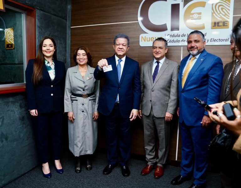 Leonel condena «cobren a empleados públicos para política de PRM