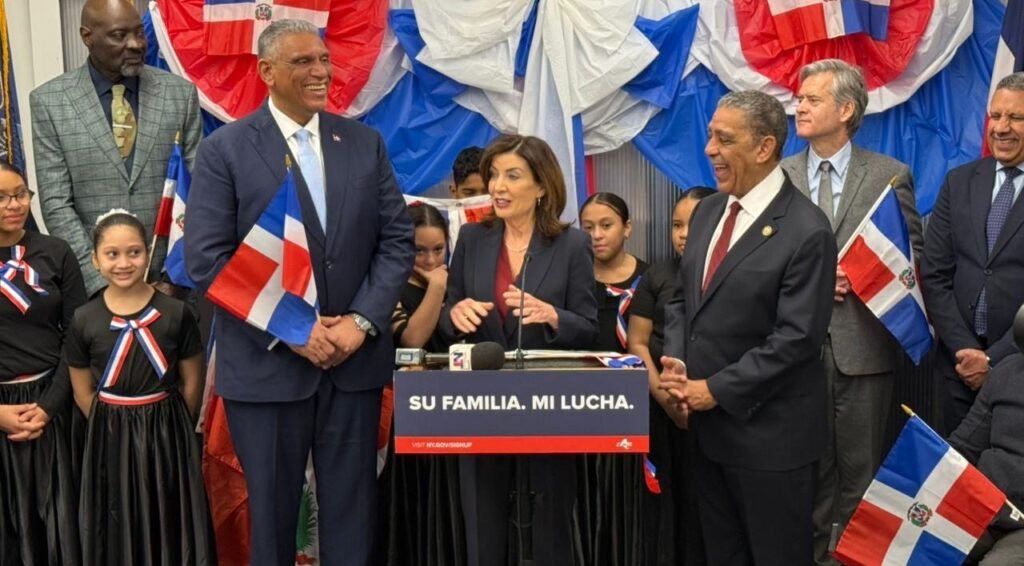 ny-iluminara-16-lugares-con-los-colores-bandera-rd-este-27-feb