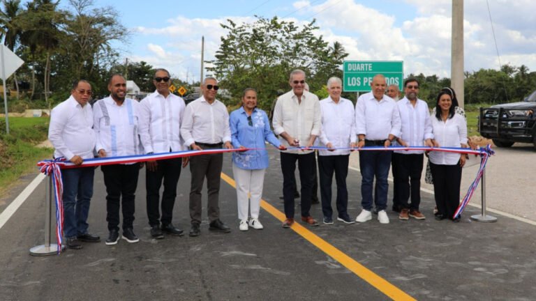 presidente-entrega-carretera-y-muro-de-gaviones-en-villa-riva