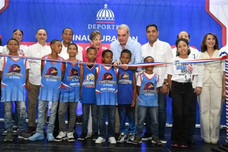 Gobierno entrega dos polideportivos en Puerto Plata